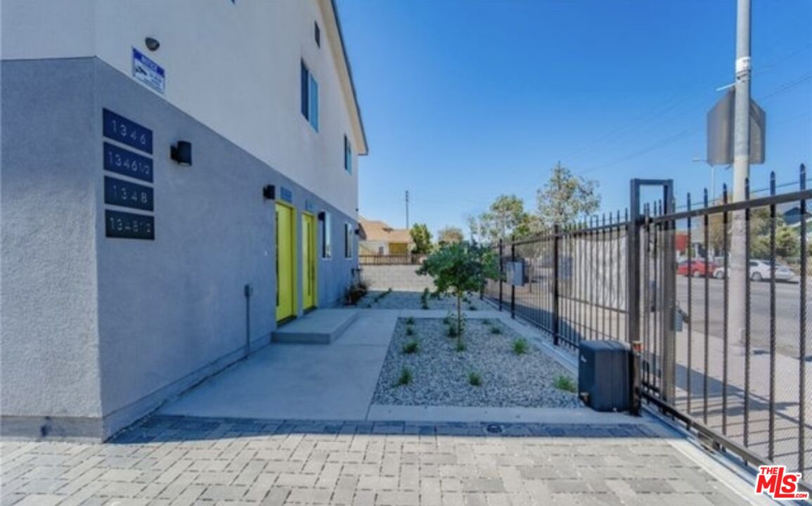 1348 E Vernon Ave Unit: 1348 1/2