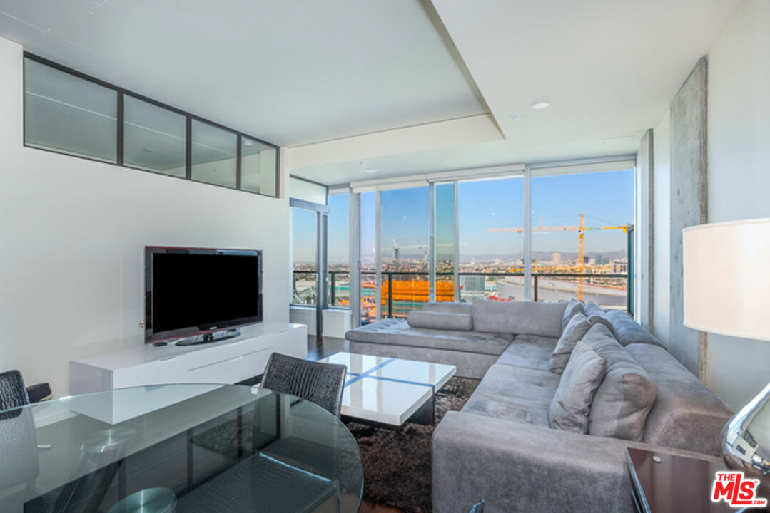 1155 S Grand Ave Unit: 2006