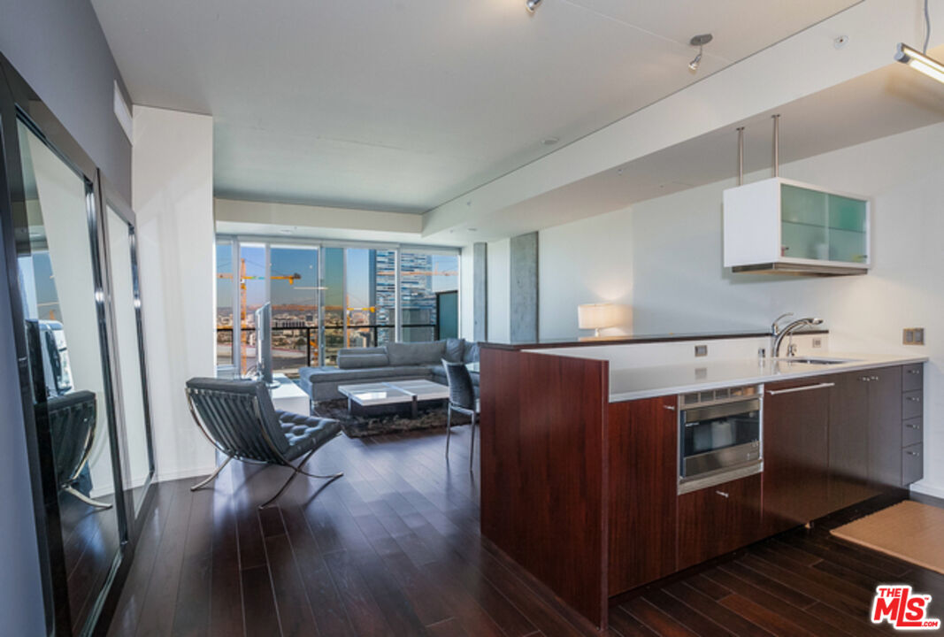 1155 S Grand Ave Unit: 2006