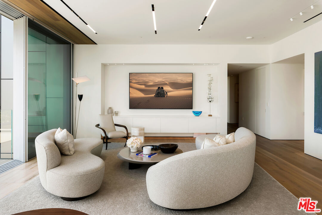 8899 Beverly Blvd Unit: 5A