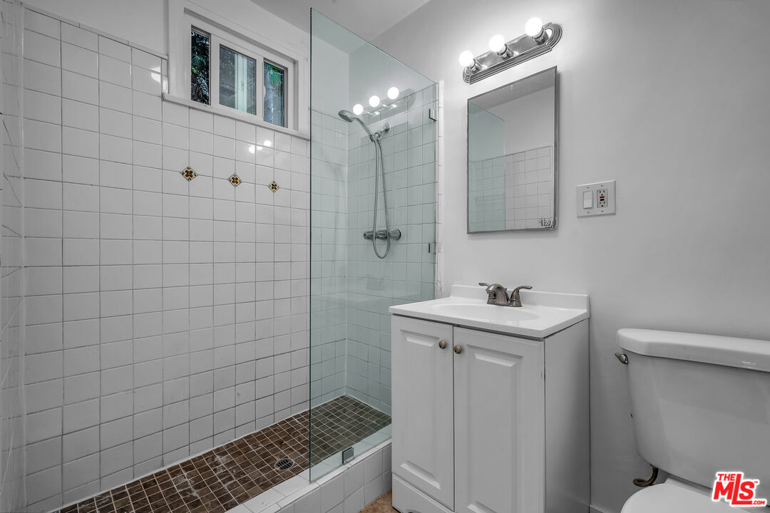 3330 Caroline Ave Unit: D