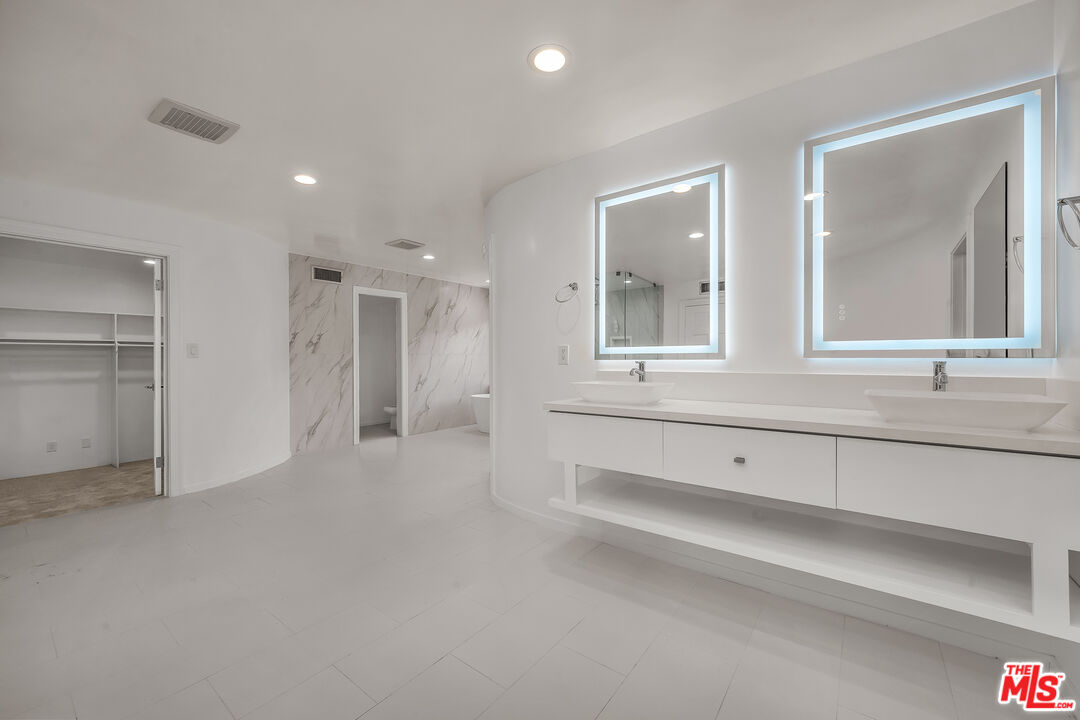 17606 Camino De Yatasto