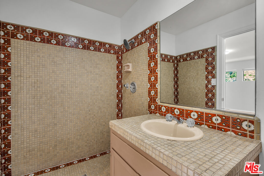 17606 Camino De Yatasto