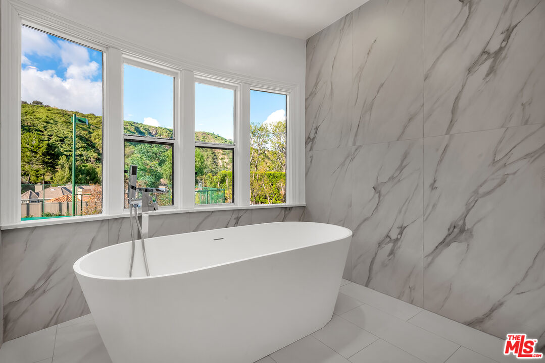 17606 Camino De Yatasto