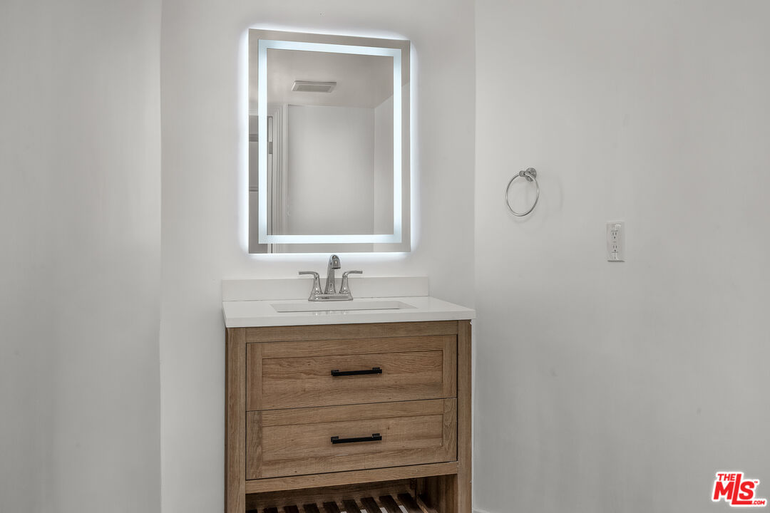 17606 Camino De Yatasto