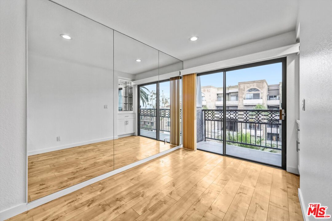 1355 N Sierra Bonita Ave Unit: 406