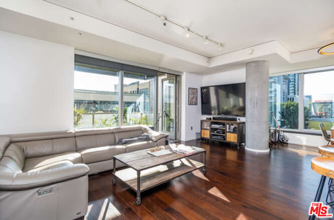 1155 S Grand Ave Unit: 404