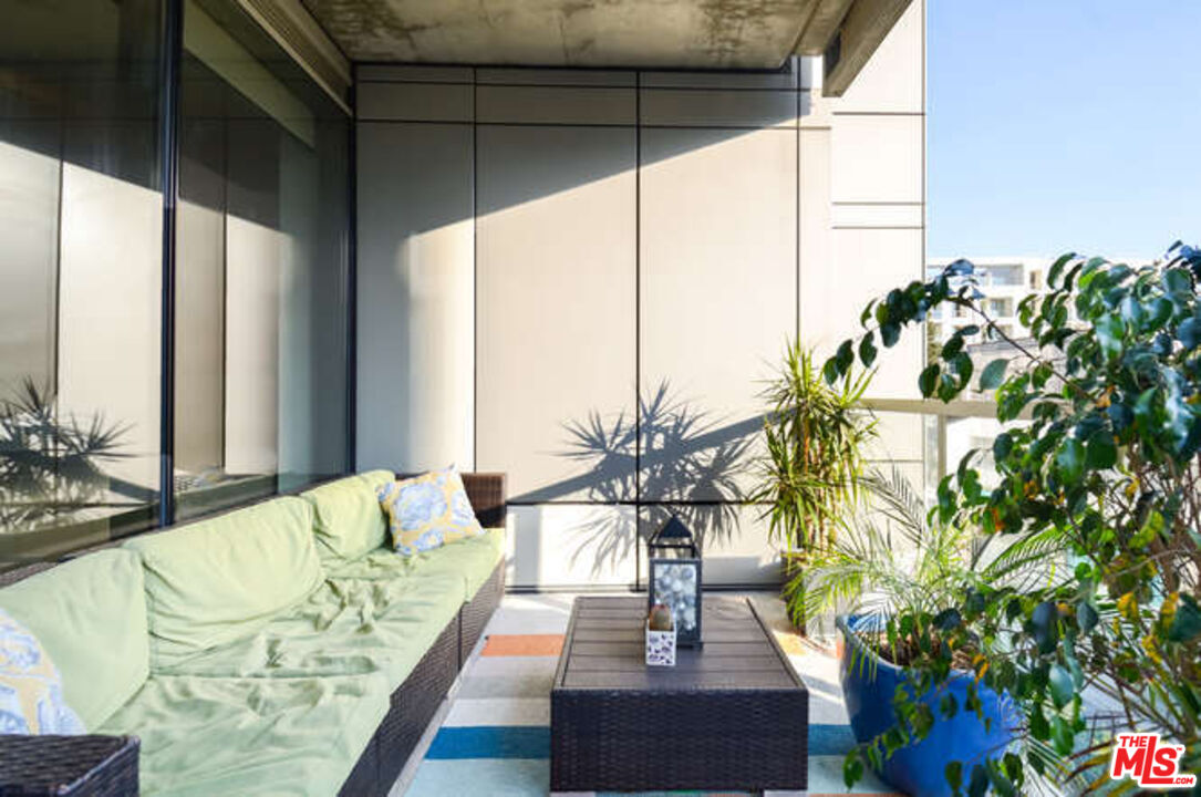 1155 S Grand Ave Unit: 404