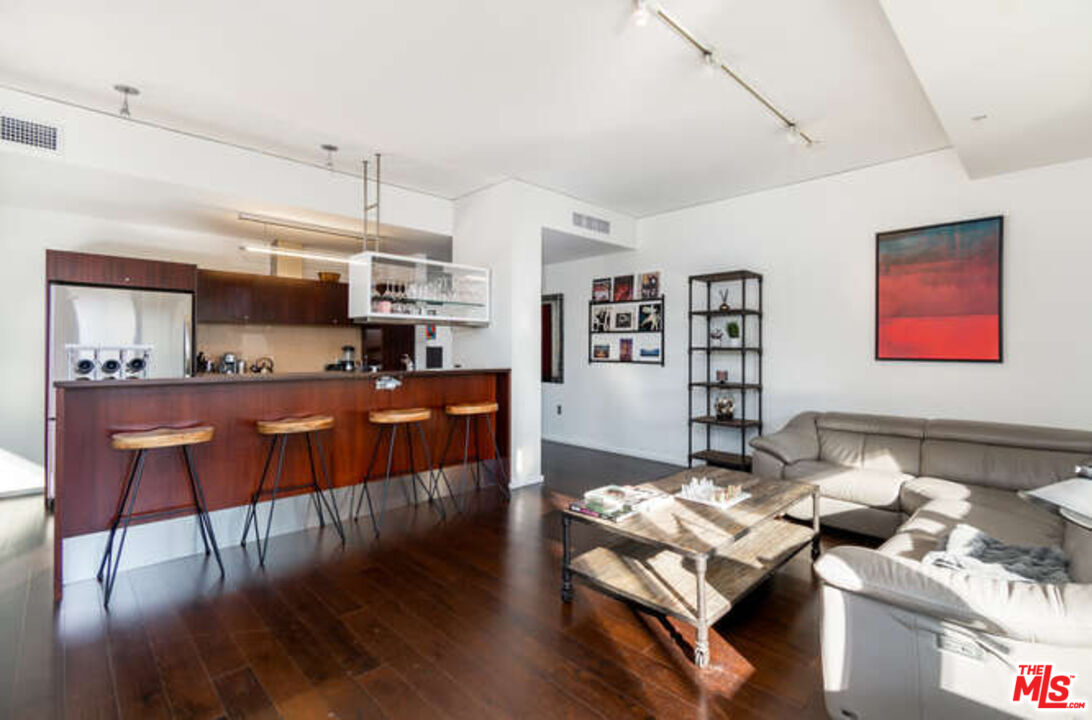 1155 S Grand Ave Unit: 404