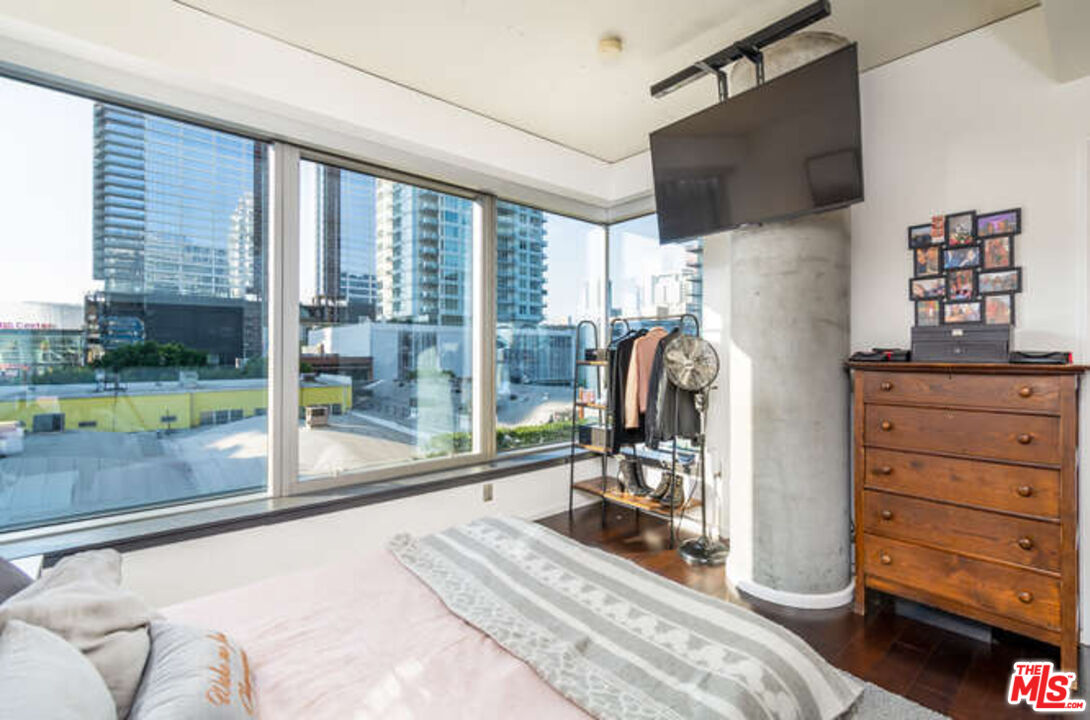 1155 S Grand Ave Unit: 404