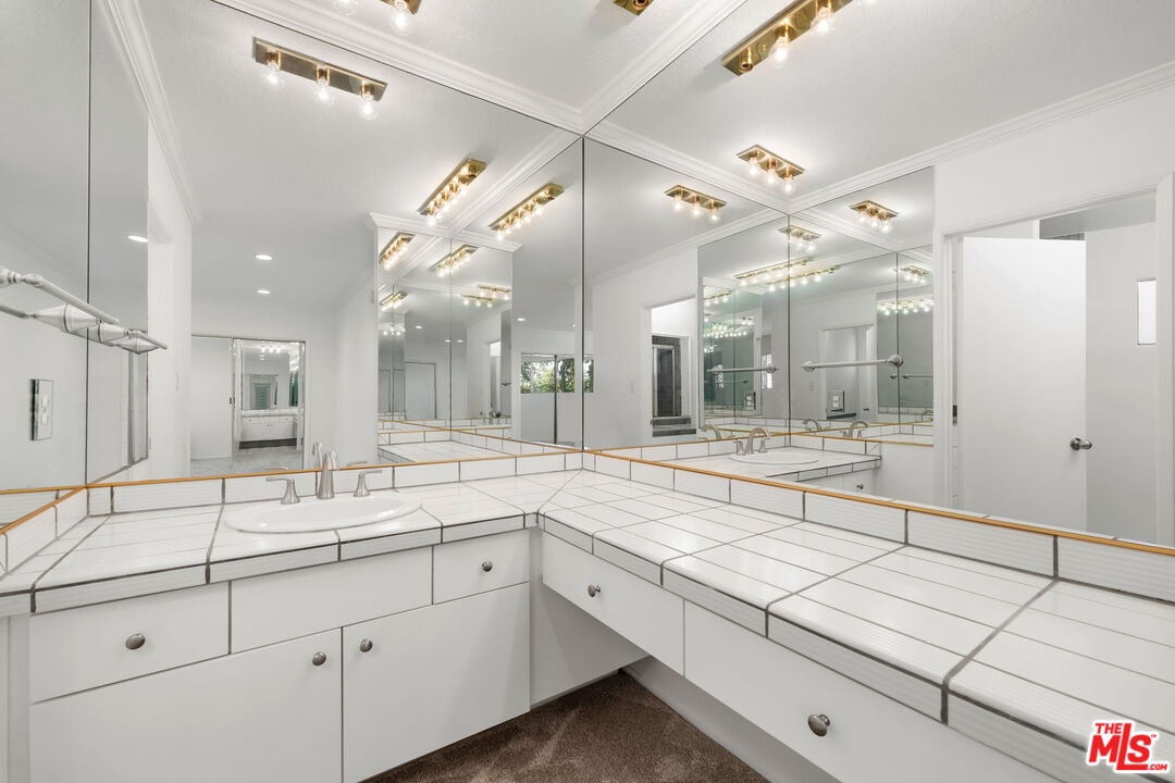 222 7th St Unit: 301