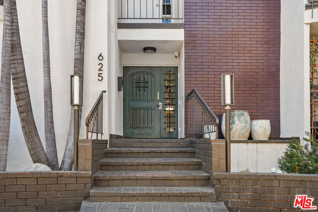 625 N Flores St Unit: 304