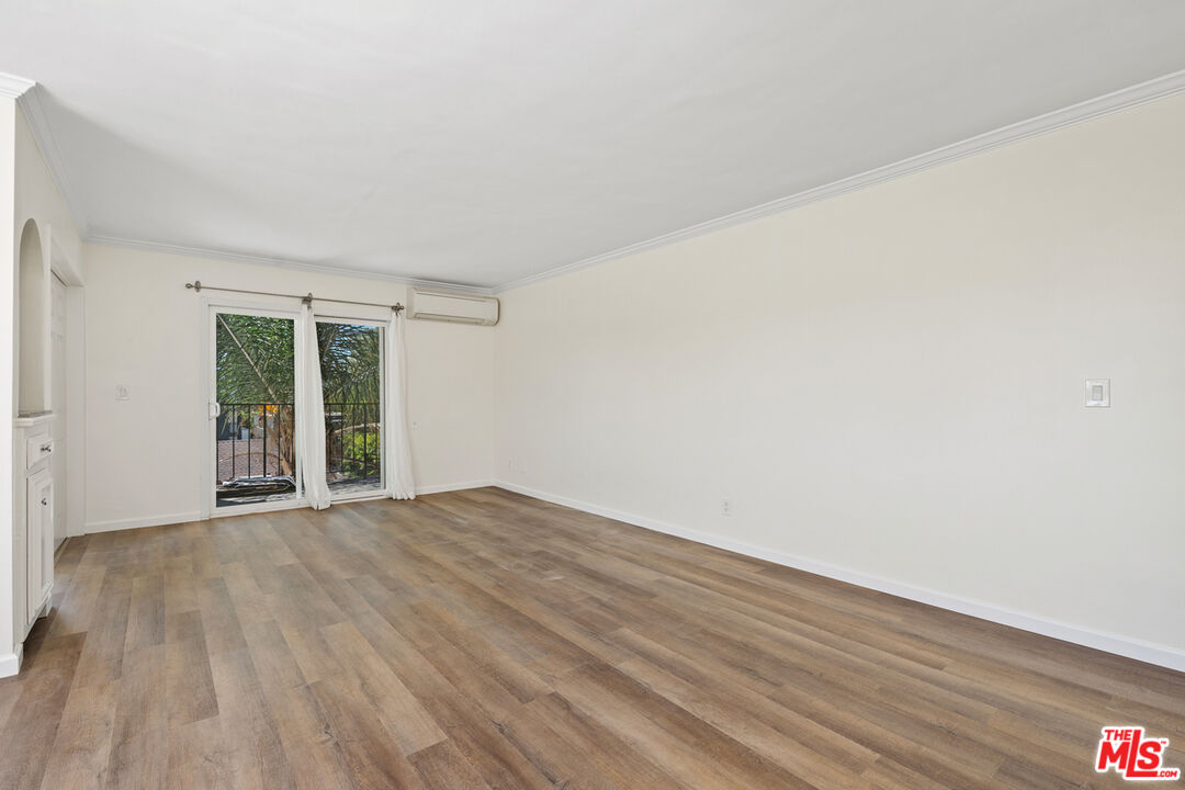 625 N Flores St Unit: 304