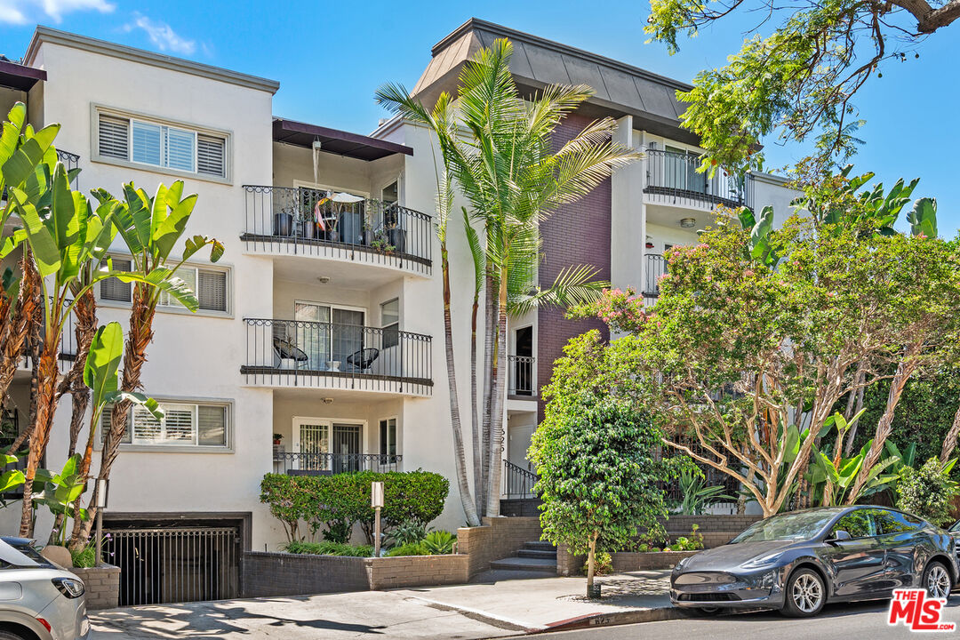 625 N Flores St Unit: 304