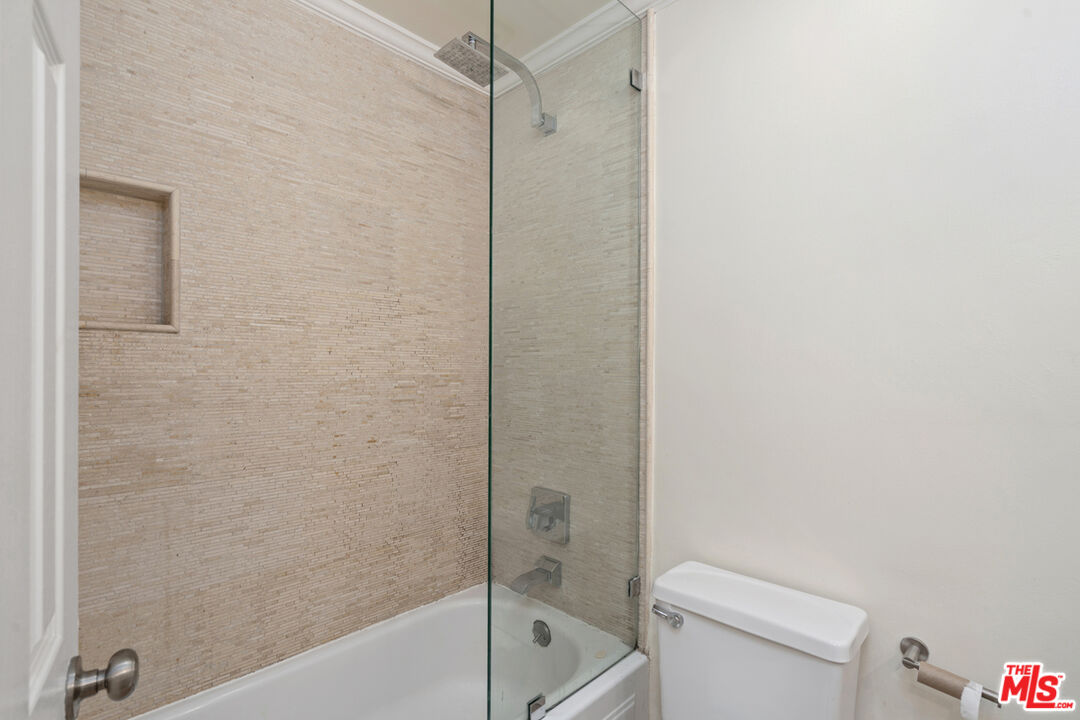 625 N Flores St Unit: 304