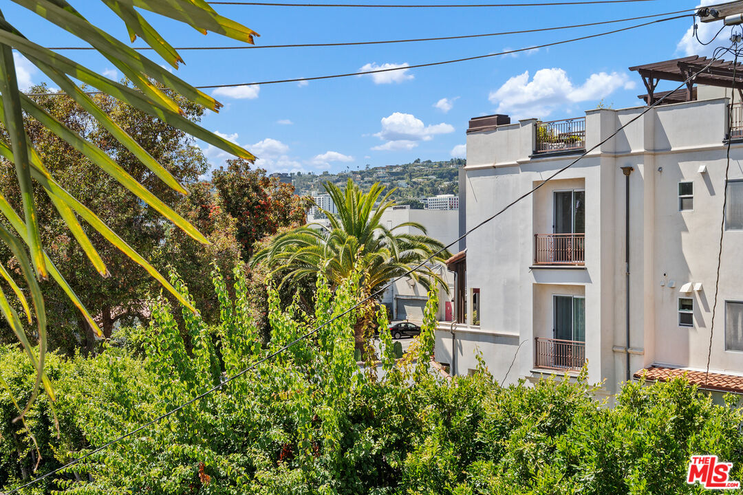 625 N Flores St Unit: 304