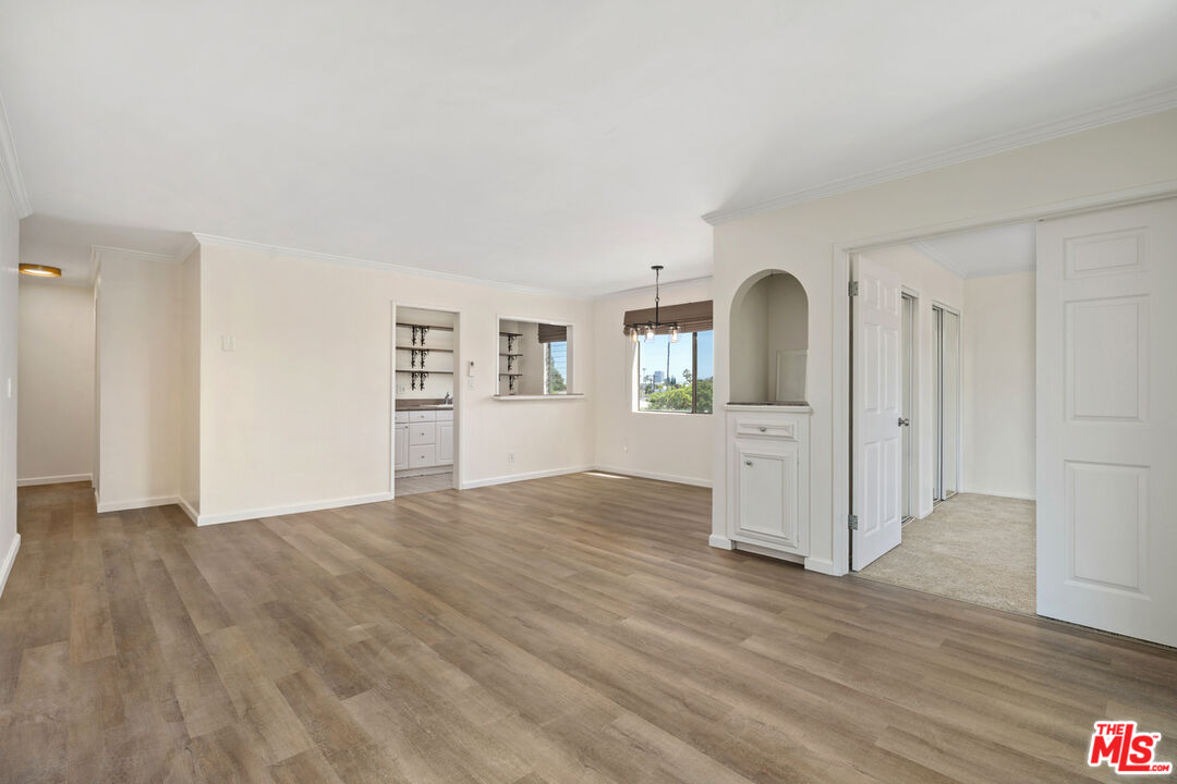 625 N Flores St Unit: 304