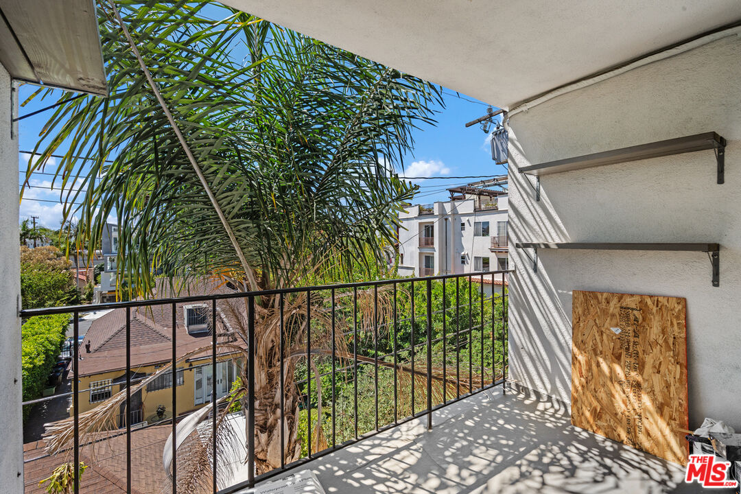 625 N Flores St Unit: 304