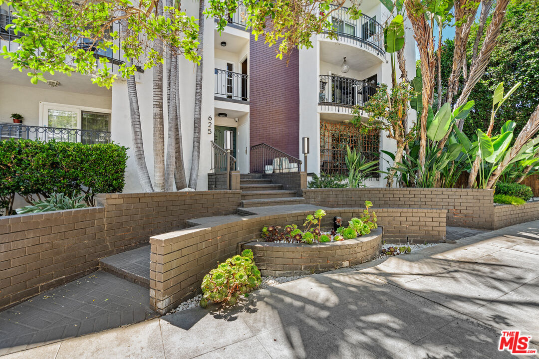 625 N Flores St Unit: 304