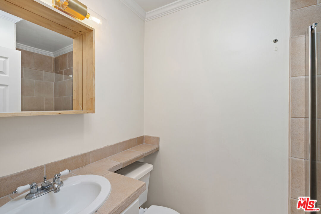 625 N Flores St Unit: 304