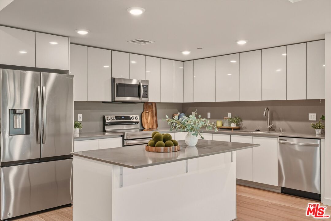 1759 N Gower St Unit: 402