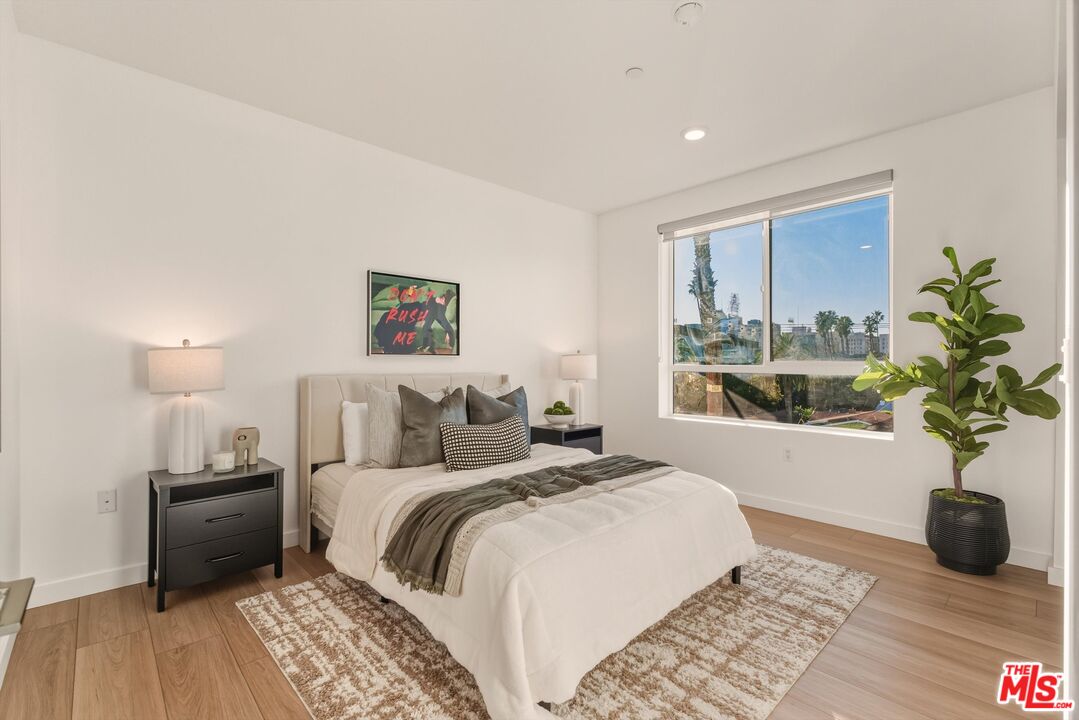 1759 N Gower St Unit: 402