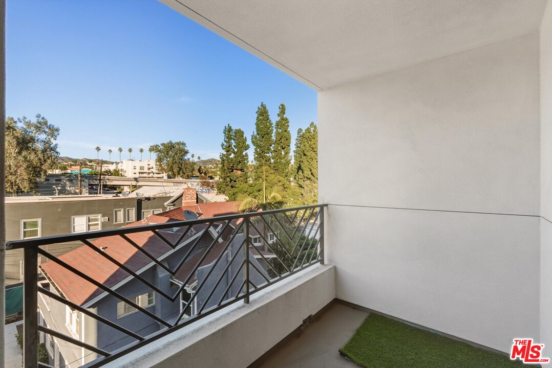 1759 N Gower St Unit: 402