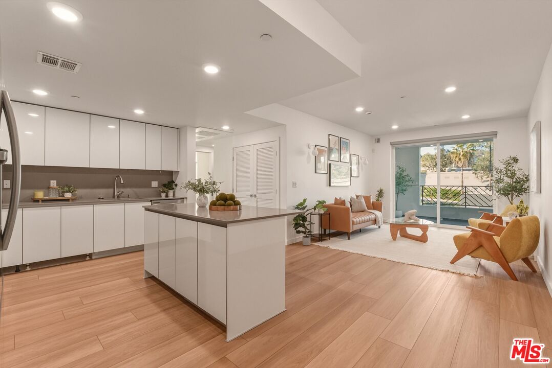 1759 N Gower St Unit: 402