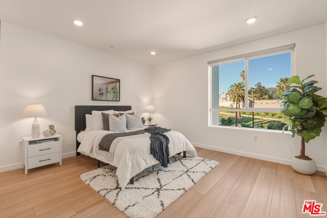 1759 N Gower St Unit: 402