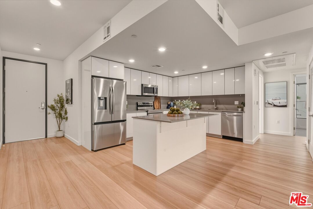 1759 N Gower St Unit: 402