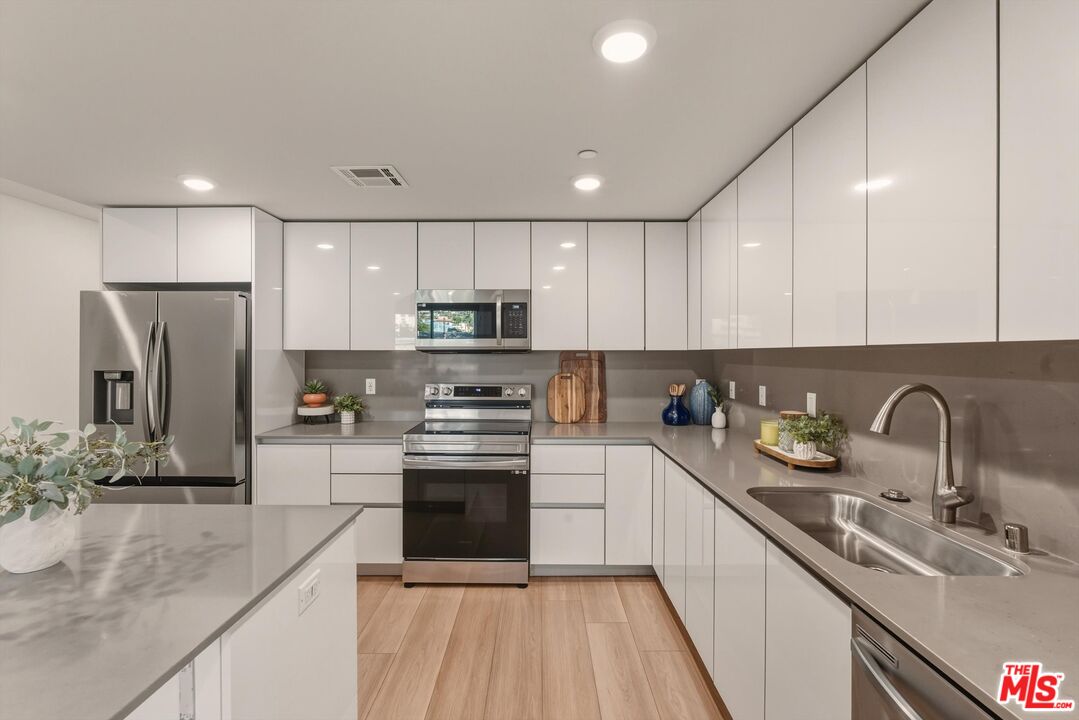 1759 N Gower St Unit: 402