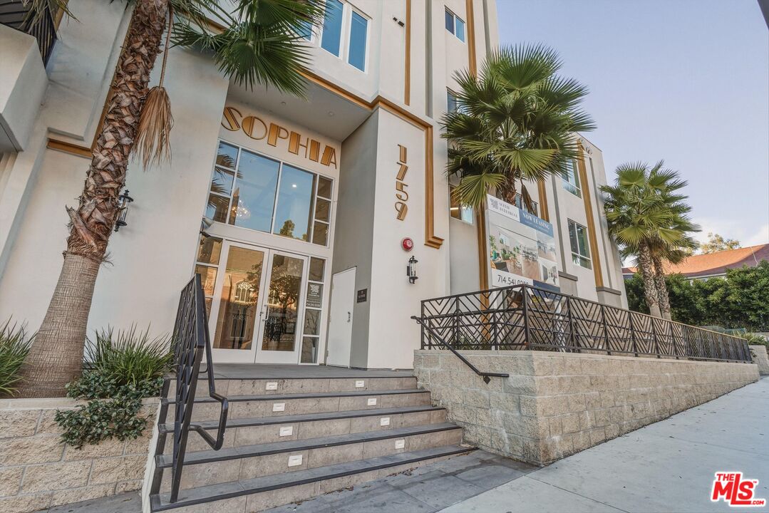 1759 N Gower St Unit: 402