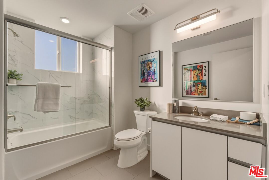 1759 N Gower St Unit: 402