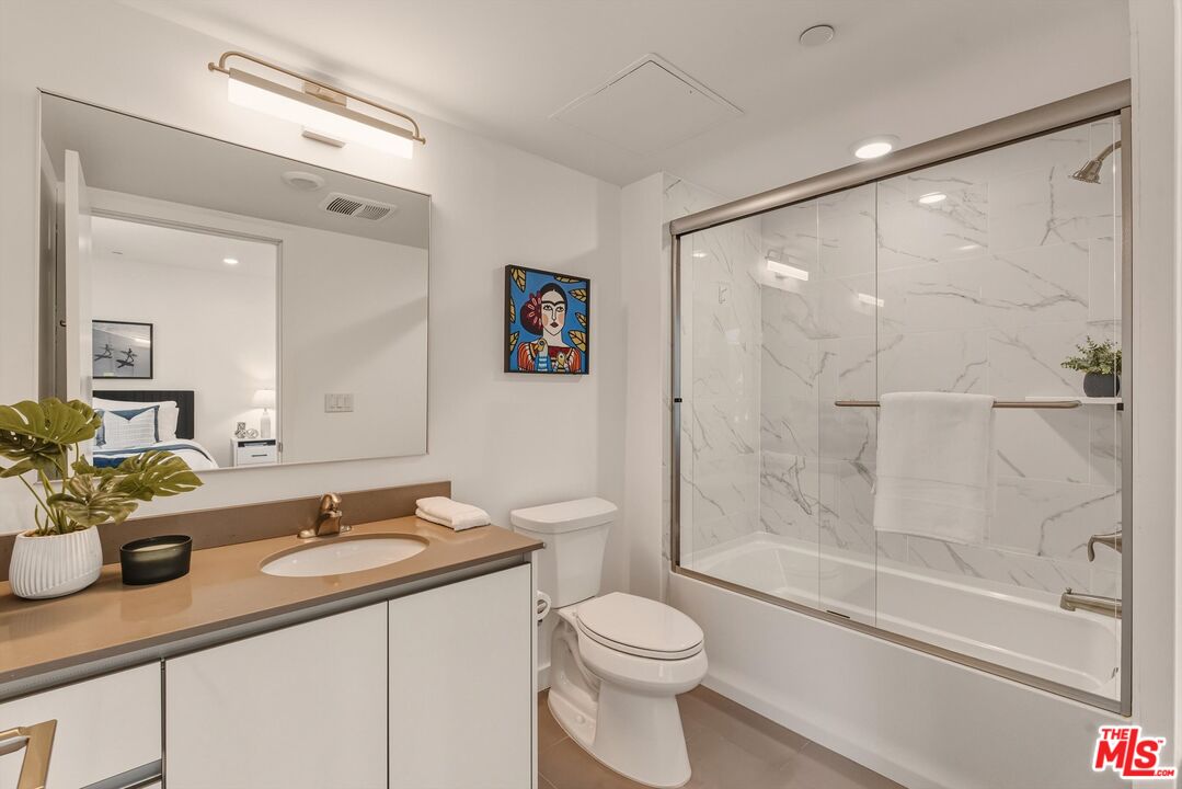 1759 N Gower St Unit: 402