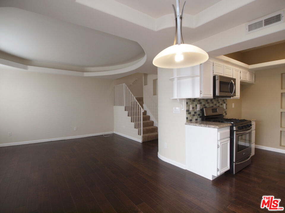 10627 Moorpark ST Unit: 4