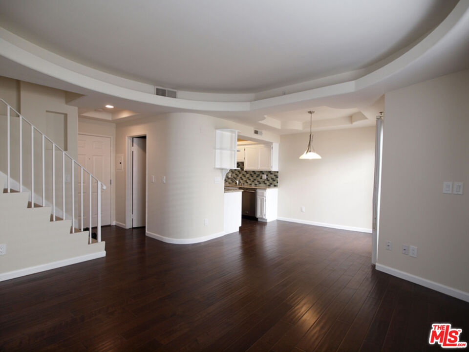 10627 Moorpark ST Unit: 4