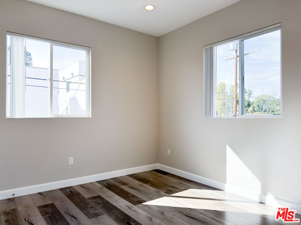 5651 Willowcrest Ave