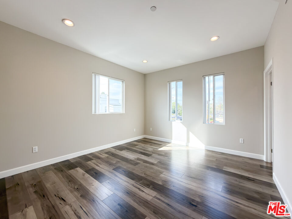 5651 Willowcrest Ave