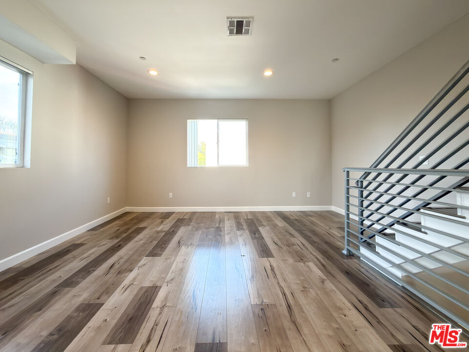 5651 Willowcrest Ave