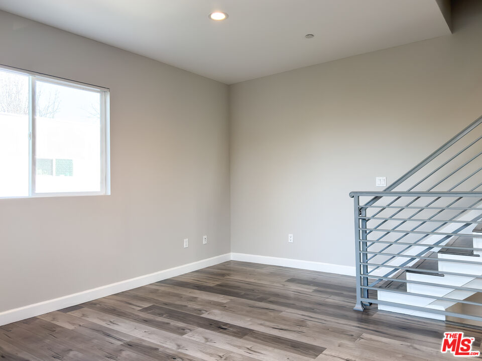 5651 Willowcrest Ave