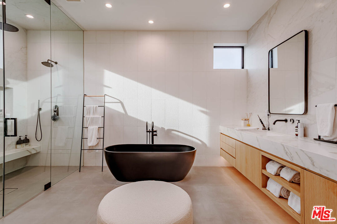 116 S Gretna Green Way