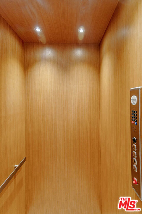 116 S Gretna Green Way