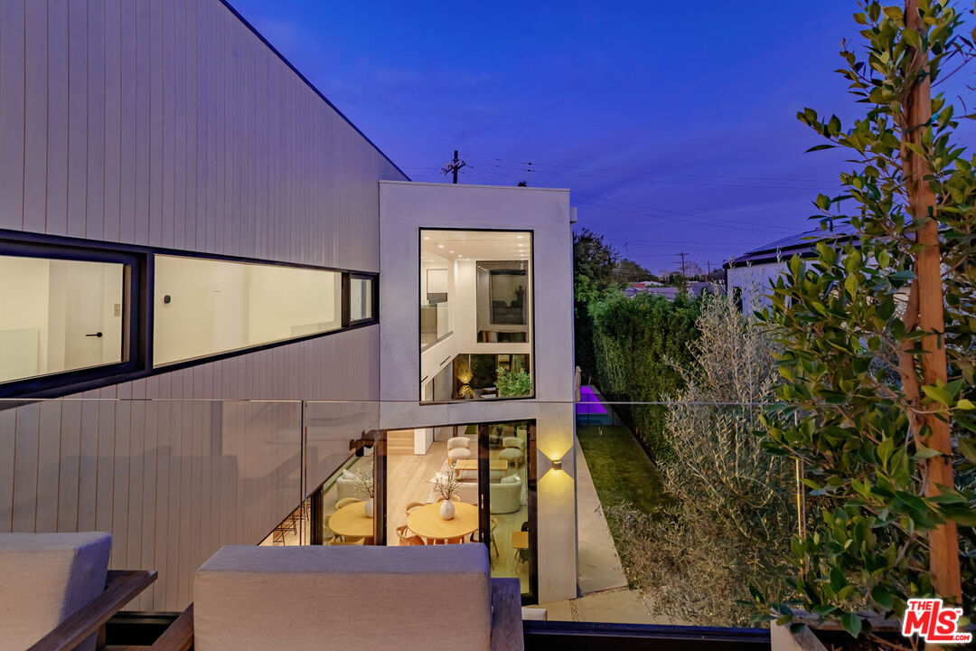 116 S Gretna Green Way