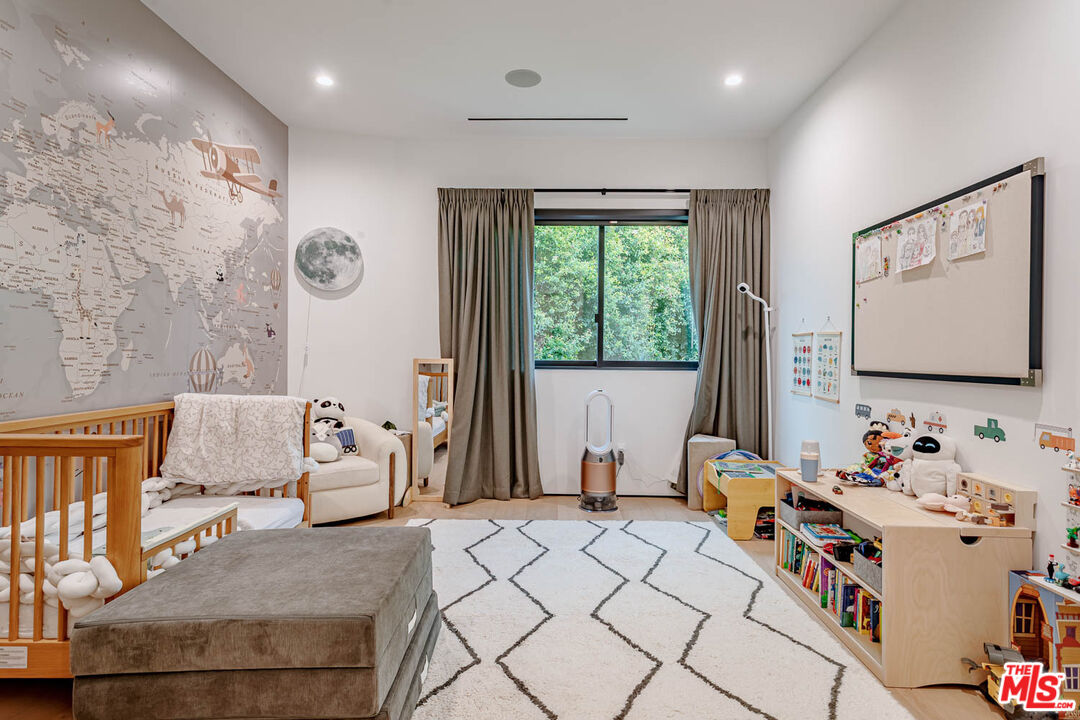 116 S Gretna Green Way