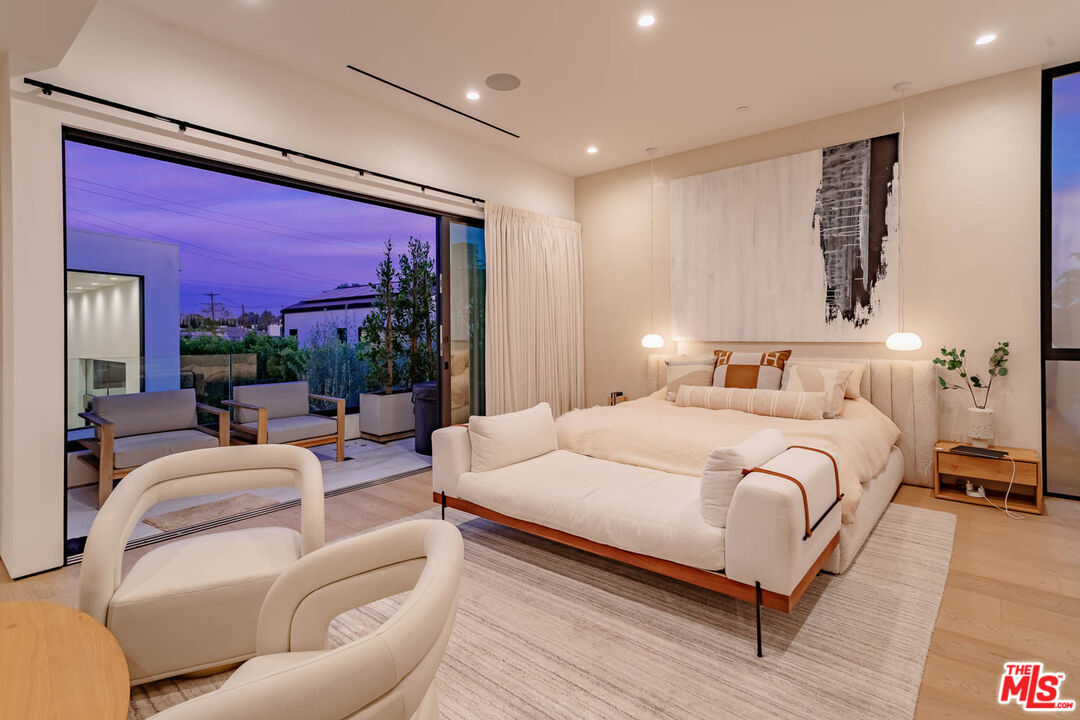 116 S Gretna Green Way