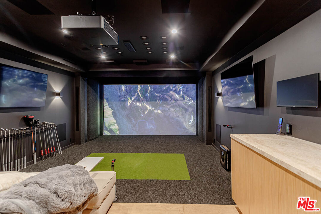 116 S Gretna Green Way