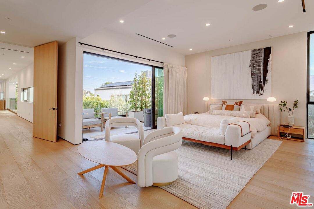 116 S Gretna Green Way