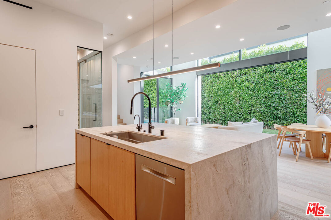 116 S Gretna Green Way