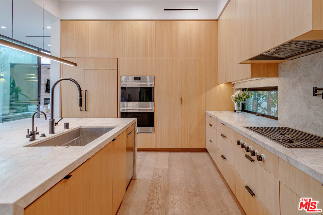 116 S Gretna Green Way