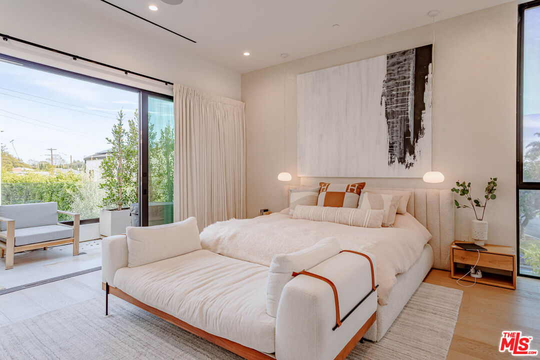 116 S Gretna Green Way